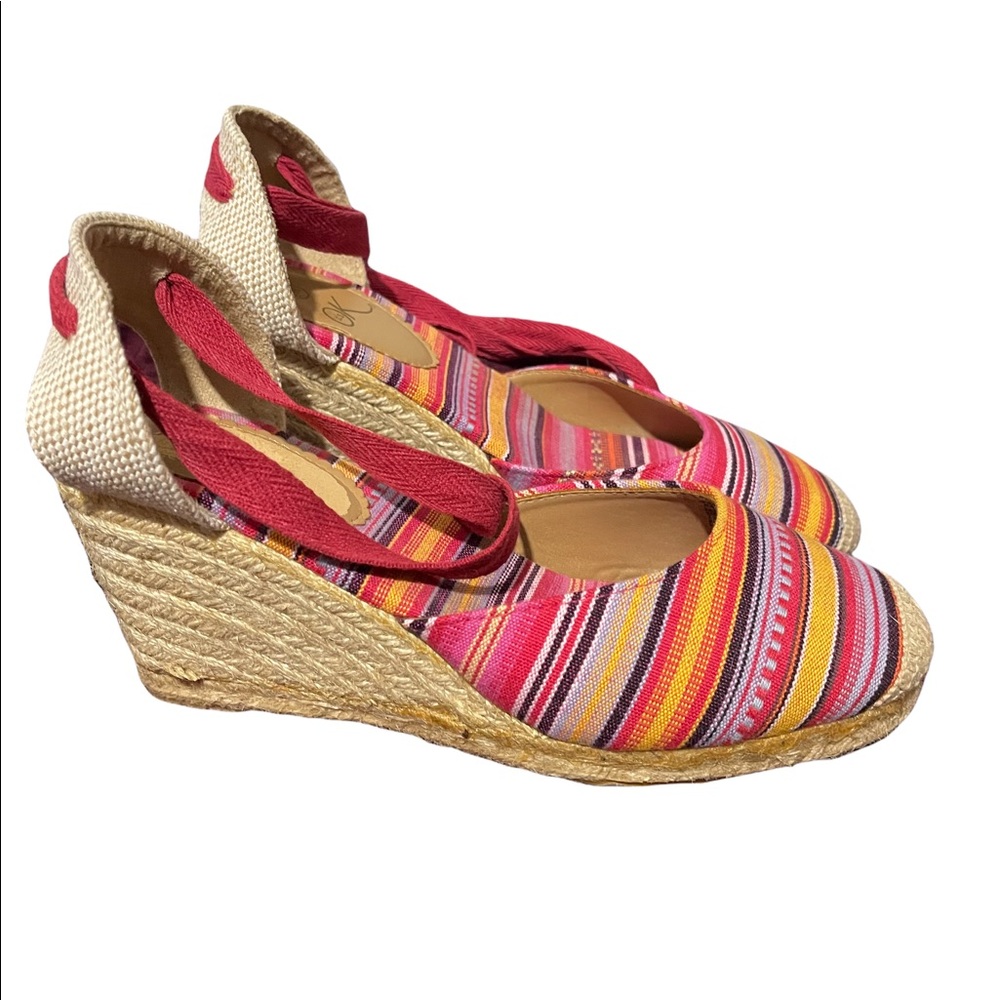 Cute summer sandal. A great addition to any boho chic wardrobe! Offers welcome.
